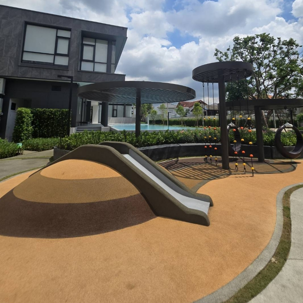 เครื่องเล่นสนามเด็กเล่นพรีออเดอร์ สไลเดอร์ไฟเบอร์ ชิงช้า และตาข่ายปีนป่าย บนพื้นยางกันกระแทก EPDM