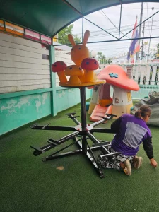 ม้าหมุนรูปสัตว์และอุปกรณ์สไลเดอร์ในกบินทร์บุรี ปราจีนบุรี