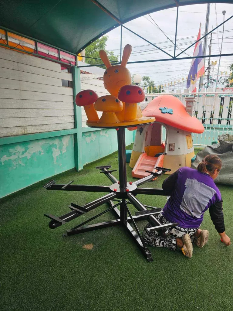 ม้าหมุนรูปสัตว์และอุปกรณ์สไลเดอร์ในกบินทร์บุรี ปราจีนบุรี